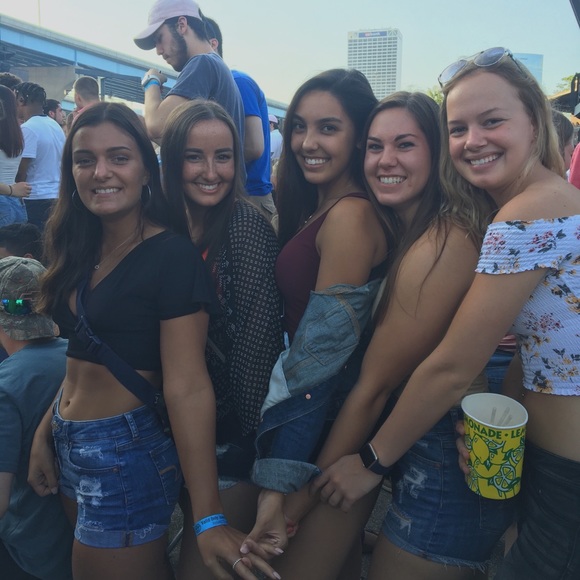 Meet your Posher, Amanda 💕 - Picture 6 of 8